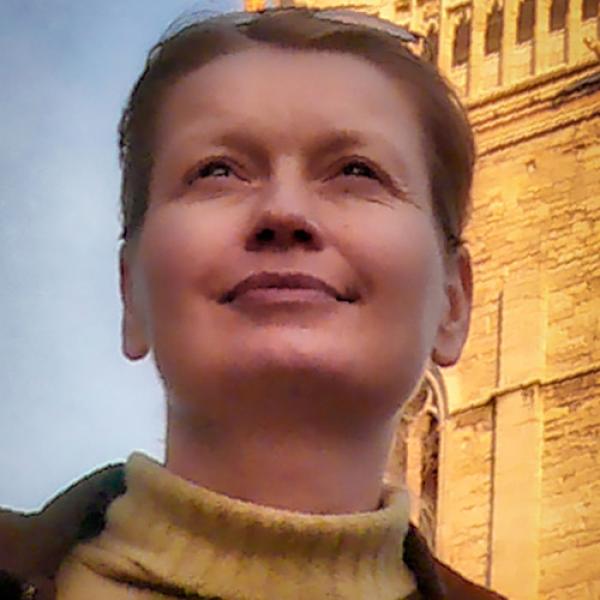 A headshot of Anuschka van ´t Hooft standing in front of a building